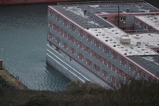 Fotky: Loď, která ukazuje, jak Británie přitvrdila vůči migrantům - Seznam Zprávy
